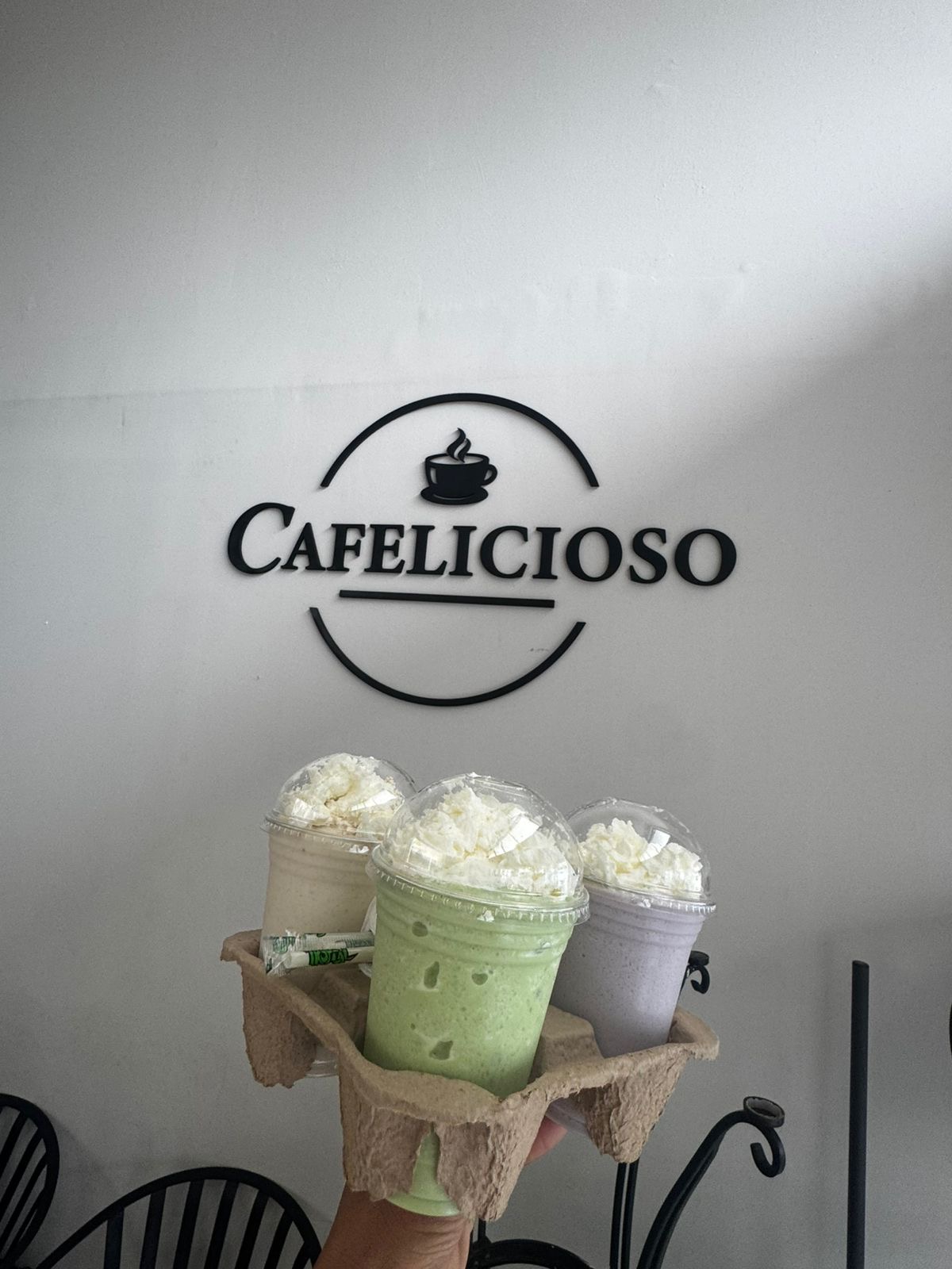 Frappes de colores con logo Cafelicioso